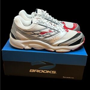 Size 11 WIDE - BROOKS Dyad 4  WHT/BLK/SLVR/RD MEN'S 41195 161